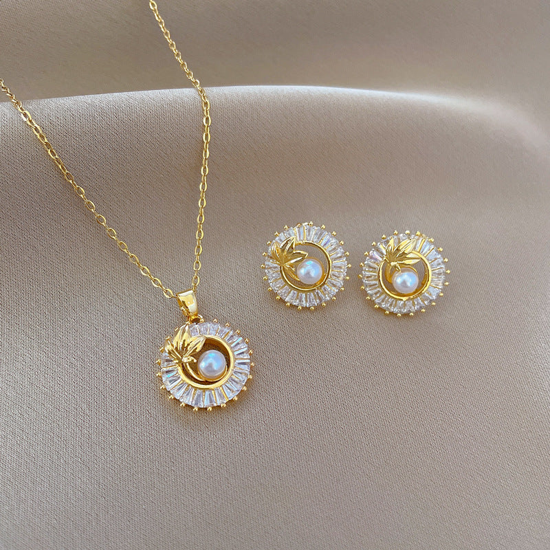 Liliane | Ensemble de collier et boucles d'oreilles en or élégant pour un glamour quotidien